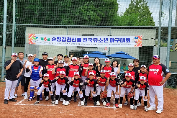 무안 유소년 야구단이 8강에서 인천 나인 유소년팀에게 대승을 거둬 화이팅을 외치고 있는 모습/사진=무안 유소년 야구단 제공