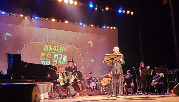 열창하고 있는 테너 서하주노(본명 김준만)