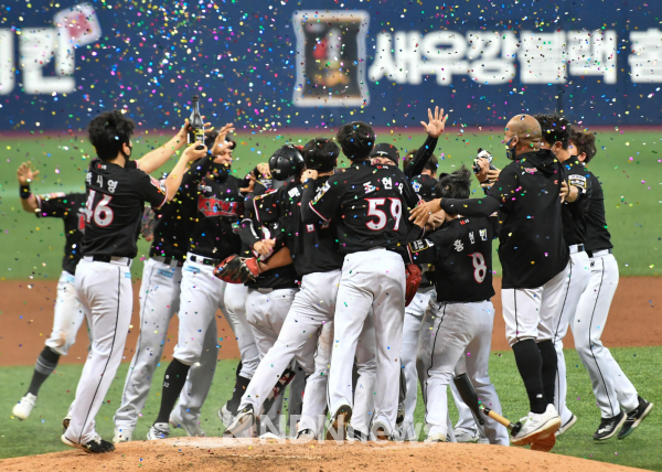 kt 위즈 선수단이 승리 후 기뻐하고 있다 [사진=수원시]
