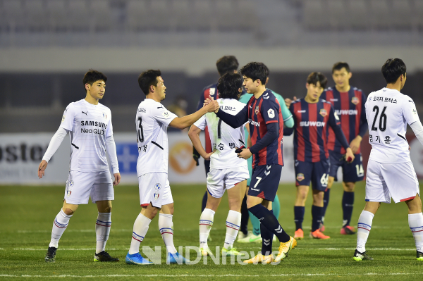지난 3월 10일 수원시에 연고를 둔 프로축구 수원삼성블루윙즈와 수원FC가 수원종합운동장에서 경기 후 서로 인사를 나누고 있다 [사진=수원시]