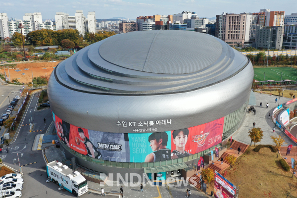 수원시로 연고지를 이전한 수원KT소닉붐의 홈경기장 간판이 수원KT소닉붐아레나로 변경된 모습 [사진=수원시]