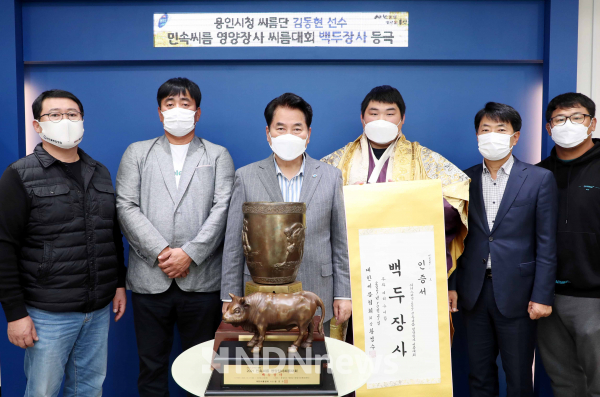 백군기 용인시장이 26일 백두장사에 오른 용인시청씨름단 소속 김동현 선수와 씨름단 및 용인시씨름협회 관계자들을 만나 축하하고 격려한 뒤 기념촬영을 하고 있다 [사진=용인시]