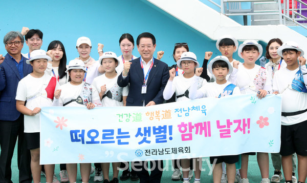 김영록 전라남도지사가 26일 오전 제53회 전국소년체전 양궁경기가 열리고 있는 순천팔마종합운동장을 방문, 양궁 종목에 참가하고 있는 전남 선수단을 격려하고 있다./전남도 제공