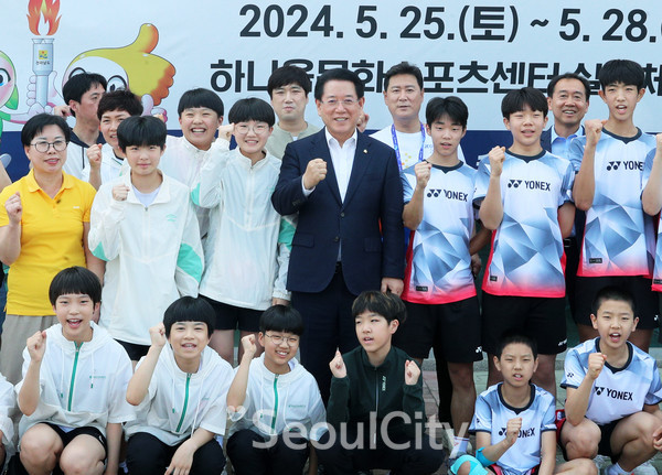 김영록 전라남도지사가 25일 오후 제53회 전국소년체전 배드민턴경기가 열리고 있는 화순 하니움스포츠센터를 방문, 배드민턴 종목에 참가하고 있는 전남 선수단을 격려하고 있다./전남도 제공