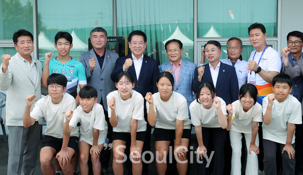 김영록 전라남도지사가 25일 오후 제53회 전국소년체전 롤러경기가 열리고 있는 나주롤러경기장을 방문, 롤러 종목에 참가하고 있는 전남 선수단을 격려하고 있다./전남도 제공