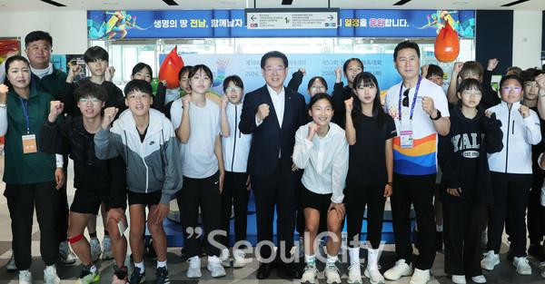 김영록 전라남도지사가 25일 오전 제53회 전국소년체전 육상경기가 열리고 있는 목포종합운동장을 방문, 육상 종목에 참가하고 있는 전남 선수단을 격려하고 있다./전남도 제공