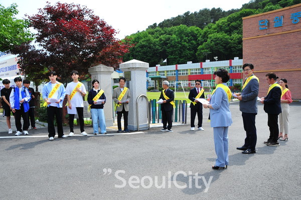 양평 단월중학교에서  영화 "독"(제작 장재문, 기획 프로듀서 김인식, 감독 봉회장)에서 청소년폭력예방 캠페인을 하고 있는 모습 / 사진촬영 - 김인식 사진작가