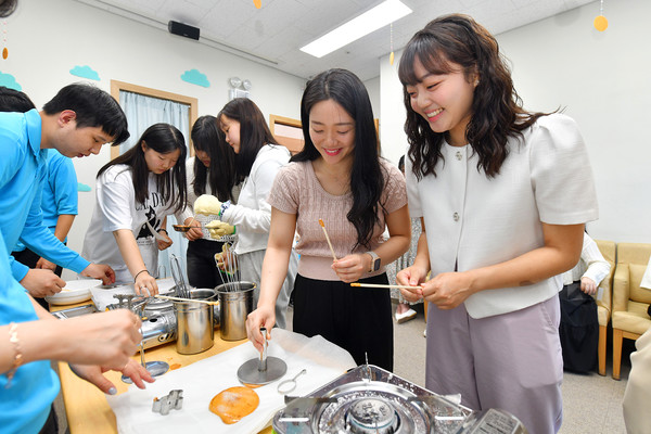 참석자들이 가족, 친구, 이웃과 함께 달고나 체험을 하며 즐거운 추억을 쌓았다. (사진제공=하나님의교회)