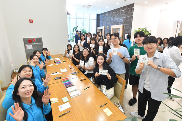 참석자들이 부대행사로 마련된 켈리그라피존에서 따듯한 응원 문구로 가족, 친구, 이웃에게 사랑을 전했다. (사진제공=하나님의교회)