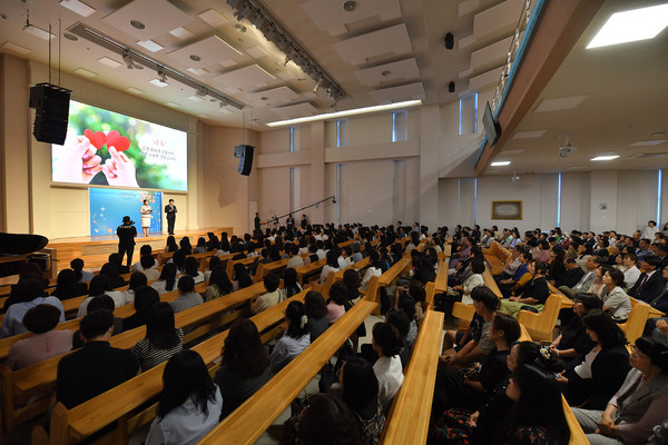 '이웃과 함께하는 힐링세미나'에서 발표자들이 관객들에게 다채로운 사연에 담긴 아버지와 어머니의 사랑을 들려주고 있다. (사진제공=하나님의교회)