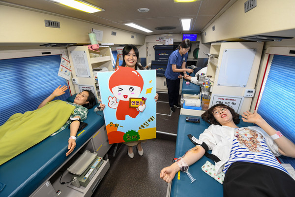 생명이 위급한 이들을 돕고자 시간을 내서 참여한 이들이 환한 모습으로 헌혈을 하고 있다. (사진제공=하나님의교회)