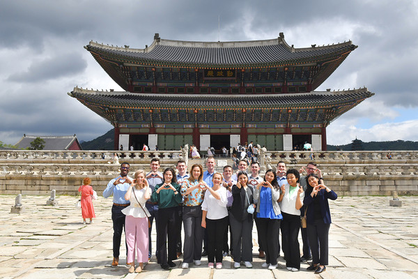 '2024 전 세계 ASEZ 정상회의' 참석차 한국을 방문한 하나님의 교회 미국 신자들이 경복궁에서 한국 전통문화를 체험하는 뜻깊은 시간을 가졌다. (사진제공=하나님의교회)