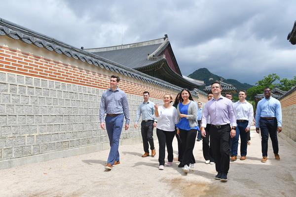 경복궁을 거닐며 즐거운 한때를 보낸 하나님의 교회 미국 신자들. (사진제공=하나님의교회)