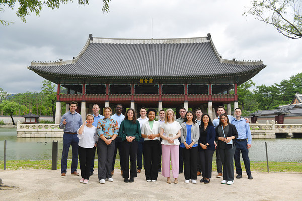 경복궁을 탐방한 하나님의 교회 미국 신자들. 뒤로 신록의 여름 풍경과 어우러진 경회루가 보인다. (사진제공=하나님의교회)