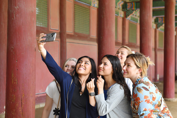 하나님의 교회 미국 신자들이 경복궁에서 고궁의 멋스러운 풍경을 배경으로 사진을 찍으며 추억을 남기고 있다. (사진제공=하나님의교회)