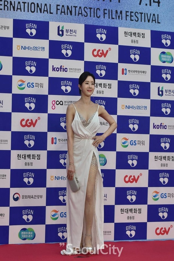 포토월을 빛내고 있는 엄수빈 / 사진제공 - 이흥수 기자(아미뉴스)