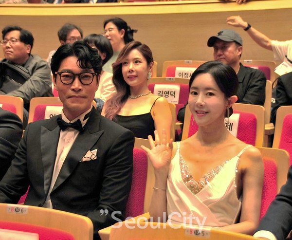 범죄도시2 주연배우 최귀화, 월드배우 엄수빈 「부천국제판타스틱영화제(BIFAN)」 개막식에 참석하며 다정하게 대화하는 모습 / 사진제공 - 네모미디어
