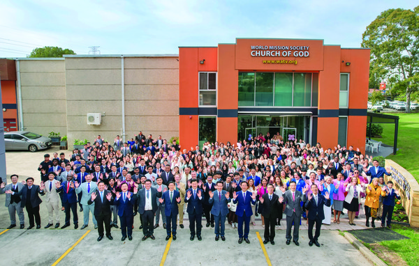 지난 5월 말 개최된 '호주 시드니 하나님의 교회' 헌당기념예배 참석자들이 환한 모습으로 기념촬영을 하고 있다. (사진제공=하나님의교회)