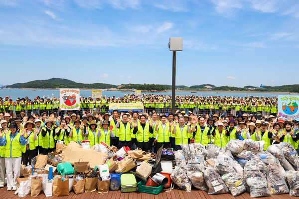 목포 노을공원 일대에서 하나님의 교회 신자들과 가족, 지인 등 310여 명이 '전 세계 희망챌린지' 일환으로 '플라스틱발자국 지우기' 캠페인을 펼쳤다. (사진제공=하나님의교회)