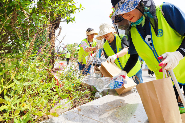 목포 노을공원 일대에서 하나님의 교회 신자들과 가족, 지인 등 310여 명이 '전 세계 희망챌린지' 일환으로 '플라스틱발자국 지우기' 캠페인을 펼쳤다. (사진제공=하나님의교회)