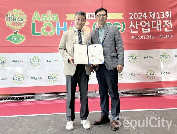 제13회 아시아로하스(ESG) 산업대전에서 서정대 박진혁 교수가 특허청장상을 수상 후 기념사진을 찍고 있다.(사진=서정대학교 제공).