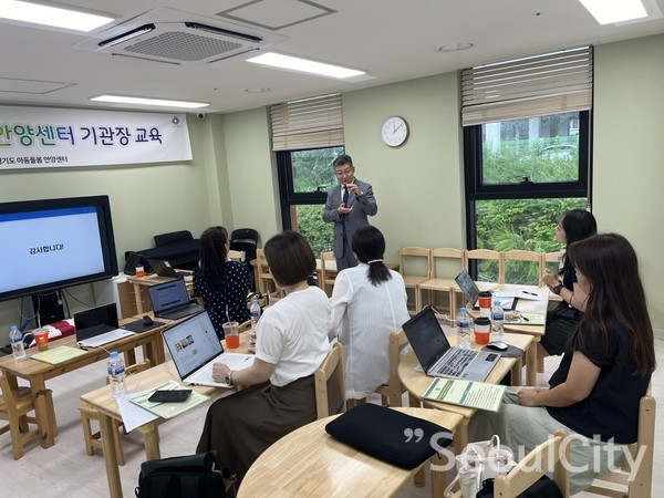 서정대학교 박진혁 교수가 안양 스마트케어하우스 4층에 위치한 경기도 아동돌봄안양센터에서 AI 및 디지털 리터러시 역량 강화 교육을 실시하고 있다(사진=서정대학교 제공).