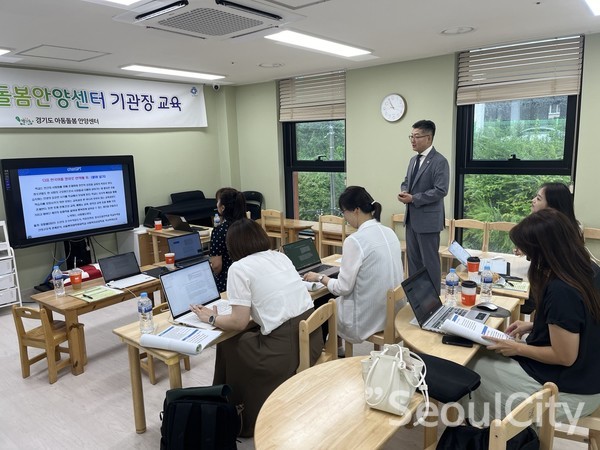서정대학교 박진혁 교수가 안양 스마트케어하우스 4층에 위치한 경기도 아동돌봄안양센터에서 AI 및 디지털 리터러시 역량 강화 교육을 실시하고 있다(사진=서정대학교 제공).
