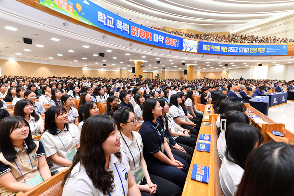 'ASEZ STAR 인성특강'에서 학교폭력과 최근 급증하는 마약범죄를 주제로 이대형 경인교육대 교수와 마약 수사 전문가 김희준 변호사가 강의했다. 참가자들은 특강에서 배운 내용을 일상에서 실천하겠다고 밝혔다. (사진제공=하나님의교회)