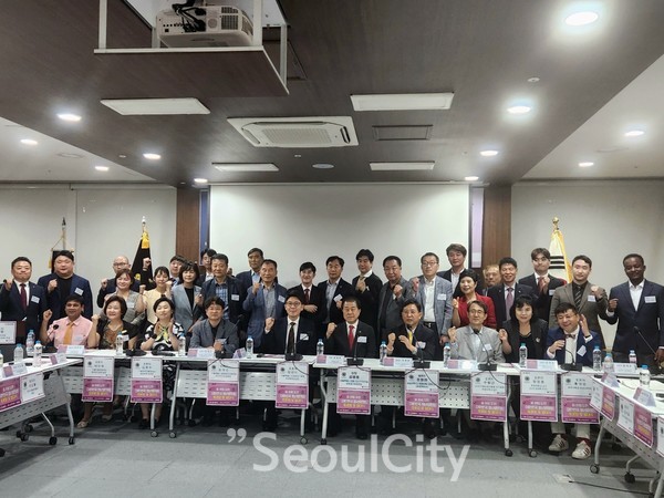 9월 9일 오후 3시 서울특별시의회 제2대회의실에서 '대한민국 청년협의회 토론회 및 발대식' 개최 후 기념촬영을 하고 있다.[사진=서울시티]