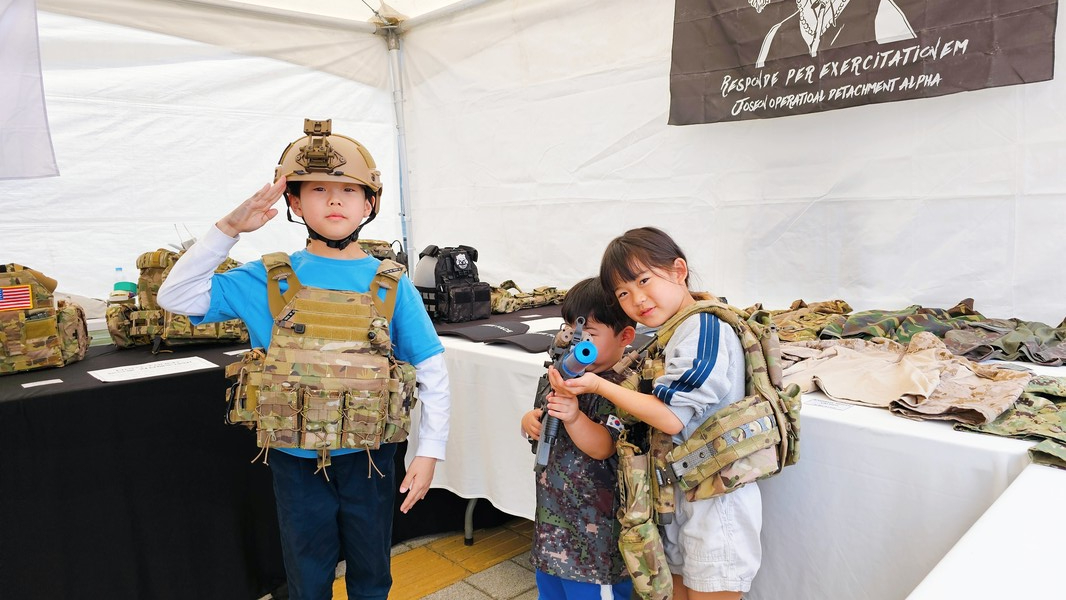 밀리터리 장비 전시 체험.