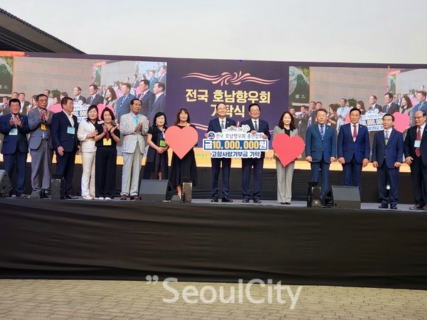 26일 광주역사 민속박물관 광장 일원에서 열린 2024 북구 구민의날 기념식과 음악회에서 최순모 전국호남향우회총연합회 총회장이 문인 광주 북구청장에게 고향사랑기부금 1천만원을 기탁하고 있다.[사진=서울시티]