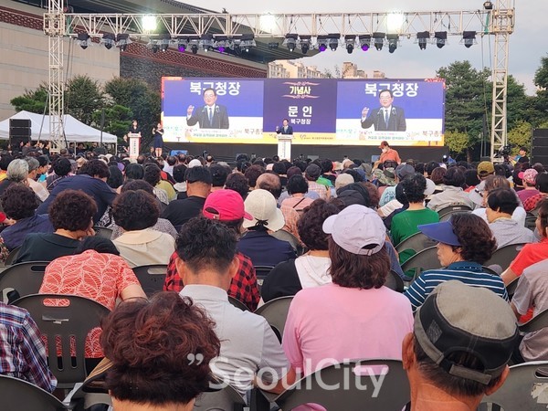 26일 광주역사 민속박물관 광장 일원에서 열린 2024 북구 구민의날 기념식과 음악회에서 문인 북구청장이 인사말을 하고 있다.[사진=서울시티]