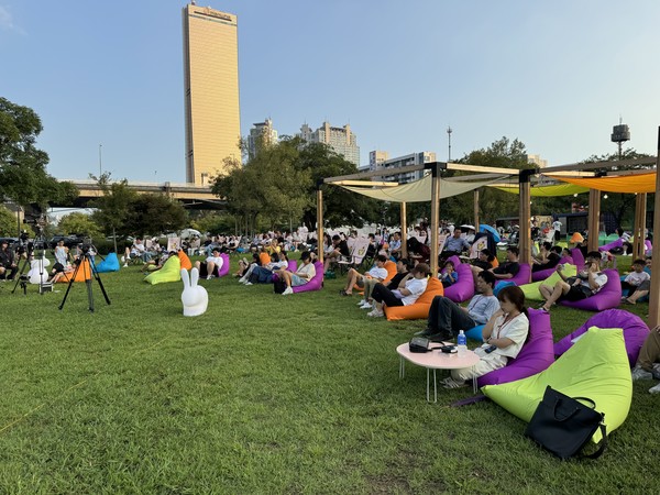 빈백에 앉아 독서와 한강의 운치를 즐기는 시민들.