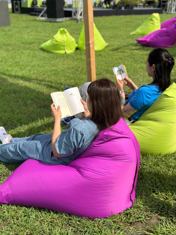 빈백에 앉아 독서와 한강의 운치를 즐기는 시민들.