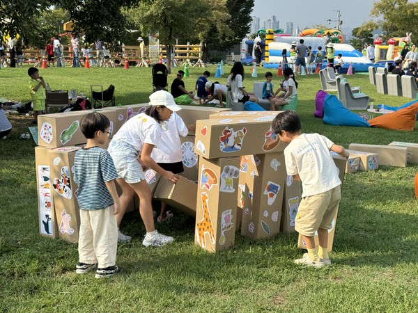 젠가 액티비티를 즐기는 어린이들.