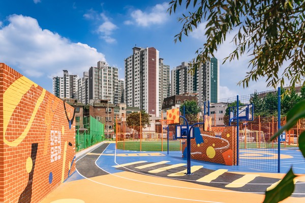 모두의 운동장은 나이키의 소비자가 기부한 신발, 의류 등을 이용한 업사이클링 자재로 조성해 23년 5월 문을 열었다.