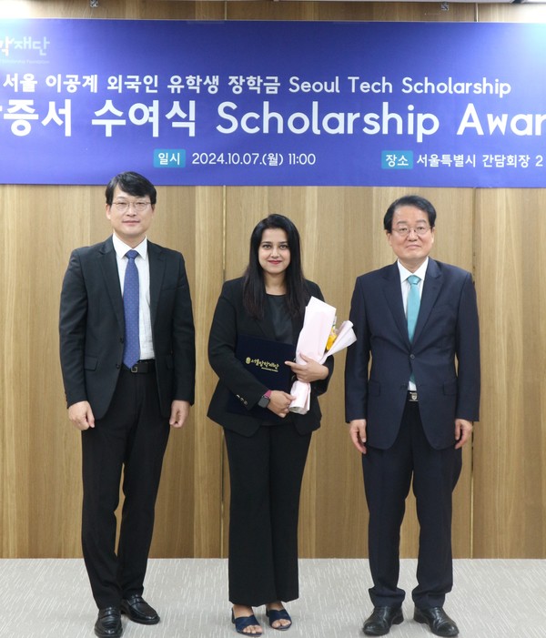 「서울 테크 스칼러십」장학금 수여식 사진1 (왼쪽부터 이해선 글로벌도시정책관, 알리야 알비(파키스탄), 남성욱 서울장학재단 이사장). (사진제공=서울시)