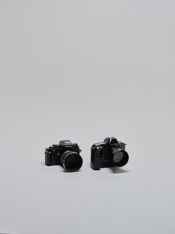 라이벌 카메라 회사의 경쟁에서 나온 디자인의 결과로 니콘은 우리나라 포니 자동차를 디자인해서 유명한 조르제토 주지아로(Giorgetto Giugiaro) 디자인. 캐논은 곡선의 맛을 잘 살리는 루이지 꼴라니(Luigi Colani)의 디자인. (출처=서울디자인재단)