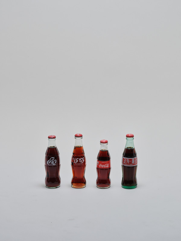 코카콜라(Coca-Cola) 병은 코코아 열매 모양으로 독특한 형태를 가지고 있어는데 전 세계인이 즐기는 음료로 이제는 어디서나 병만 보아도 알 수 있는 디자인이다. (출처=서울디자인재단)