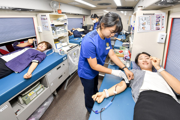 '대전서구 하나님의 교회'에서 열린 헌혈릴레이. 신자들이 헌혈버스를 꽉 채우며 채혈에 임하고 있다. 행사에는 850여 명이 동참해 생명 나눔의 가치를 되새겼다. (사진제공=하나님의교회)