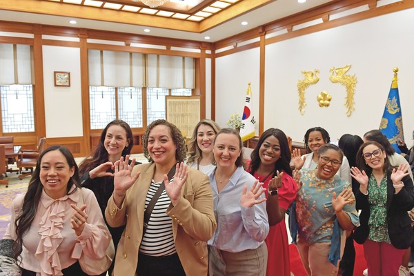 제80차 해외성도방문단으로 방한한 외국인들이 청와대 본관을 탐방하고 있다. (사진제공=하나님의교회)