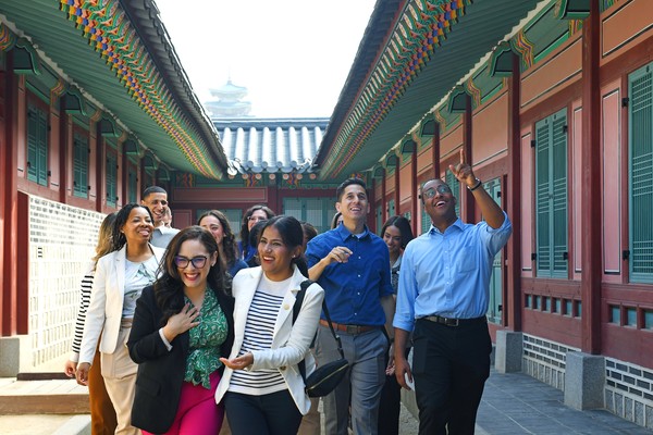 완연한 가을 날씨 속에서 경복궁을 방문해 한국의 역사와 전통을 살핀 제80차 해외성도방문단. (사진제공=하나님의교회)
