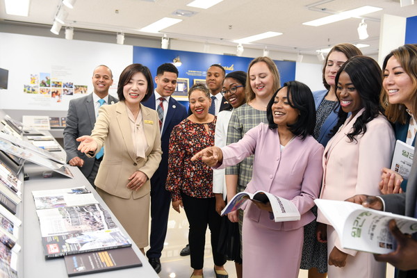 도슨트(전시해설사)의 설명을 경청하며 ‘Media’s Views’ 전시회를 관람하고 있는 제80차 해외성도방문단. (사진제공=하나님의교회)