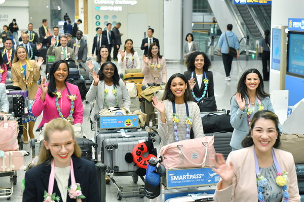 제80차 해외성도방문단으로 미국에서 방한한 하나님의 교회 신자들이 밝은 표정으로 인천국제공항을 통해 입국하고 있다. (사진제공=하나님의교회)