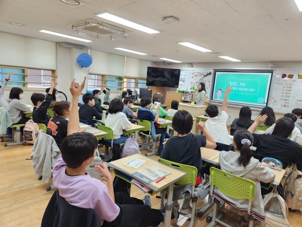 찾아가는 한강역사교실 - 학교 (출처=미래한강본부)