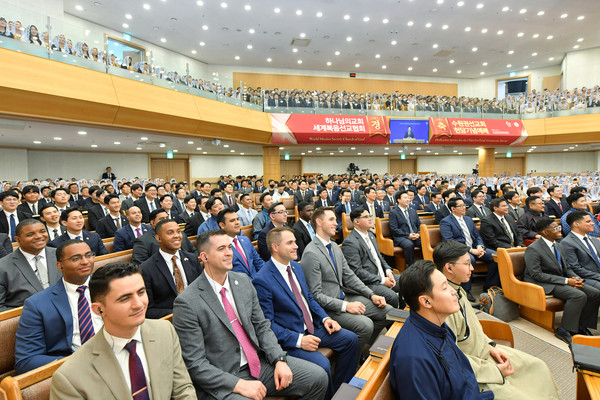'수원권선 하나님의 교회'에서 열린 헌당식에 하나님의 교회 80차 해외성도방문단이 참여해 축하 열기를 더했다. (사진제공=하나님의교회)