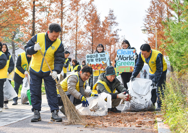 다양한 연령층의 하나님의 교회 신자들이 수원 권선구 일대 공원을 찾아 낙엽을 청소하고 있다. 관공서에서 빗자루, 낙엽용 포대 등을 지원하며 봉사활동을 반겼다. (사진제공=하나님의교회)