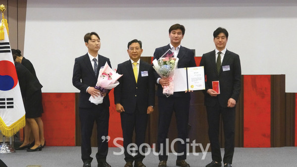 임성철 산업재해예방기술원 본부장(왼쪽 세번째)이 '국회상임위원장상' 연속 수상하고 기념촬영을 하고 있다.[사진=도전한국인본부]