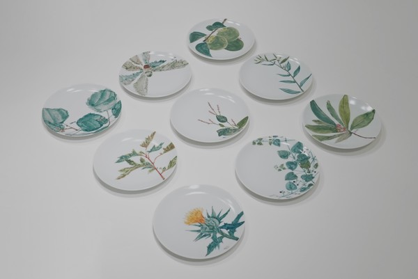 '천연 염색 재료가 그려진 백자 접시' 이병찬 (출처=서울공예박물관)