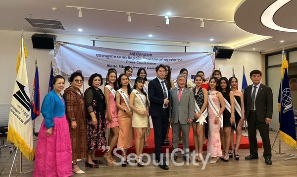 황주명 JD 글로벌 회장, 이이섭 총괄이사 와 김진욱 월드미스유니버시티캄보디아조직위원회장이 기념념촬영을 하고 있다.[사진=JD 글로벌]